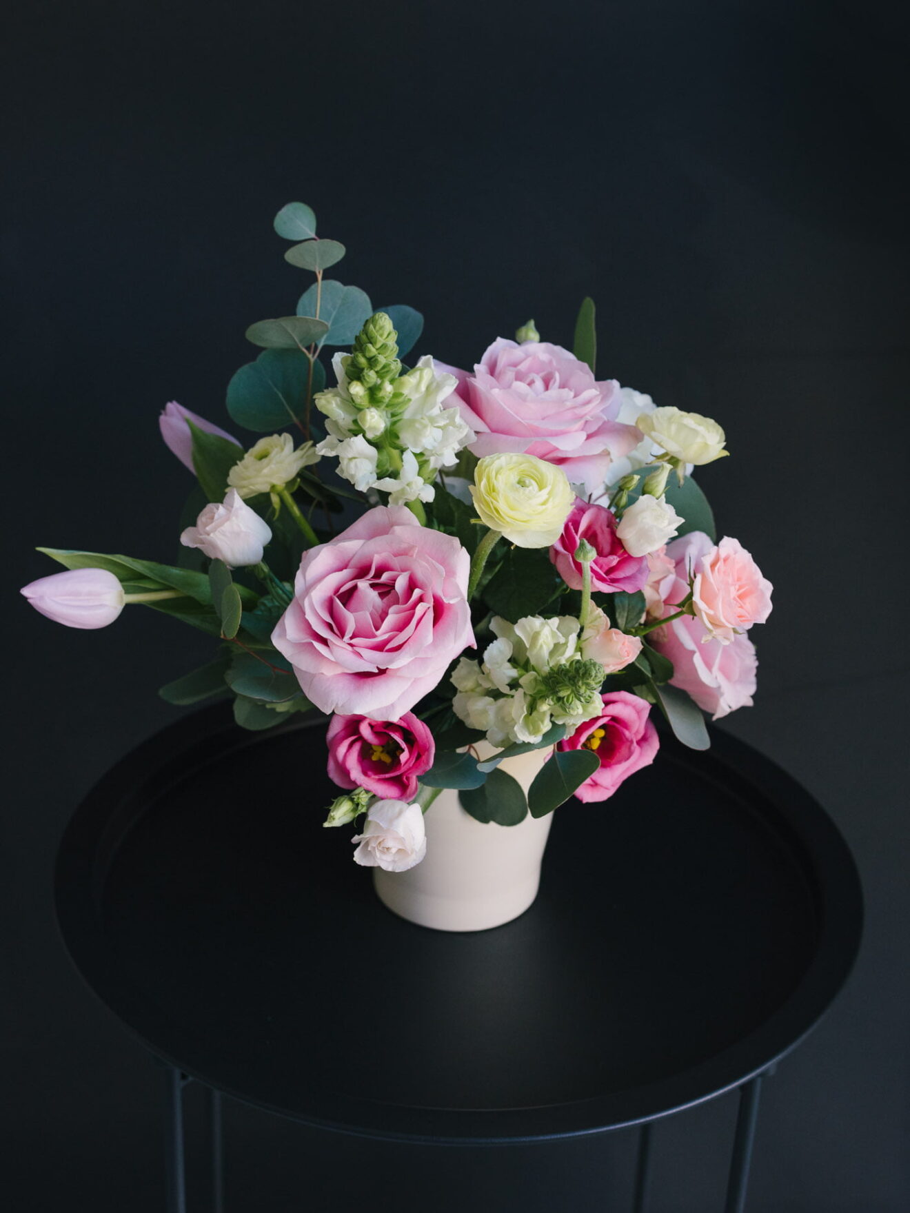 Aranjament Floral Pastelat În Vas Ceramic