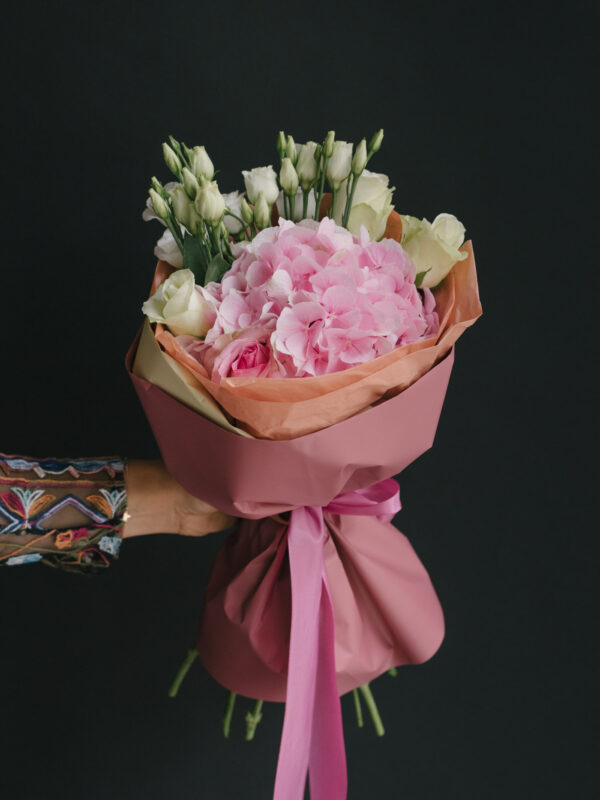 Buchet cu flori roz deschis și albe