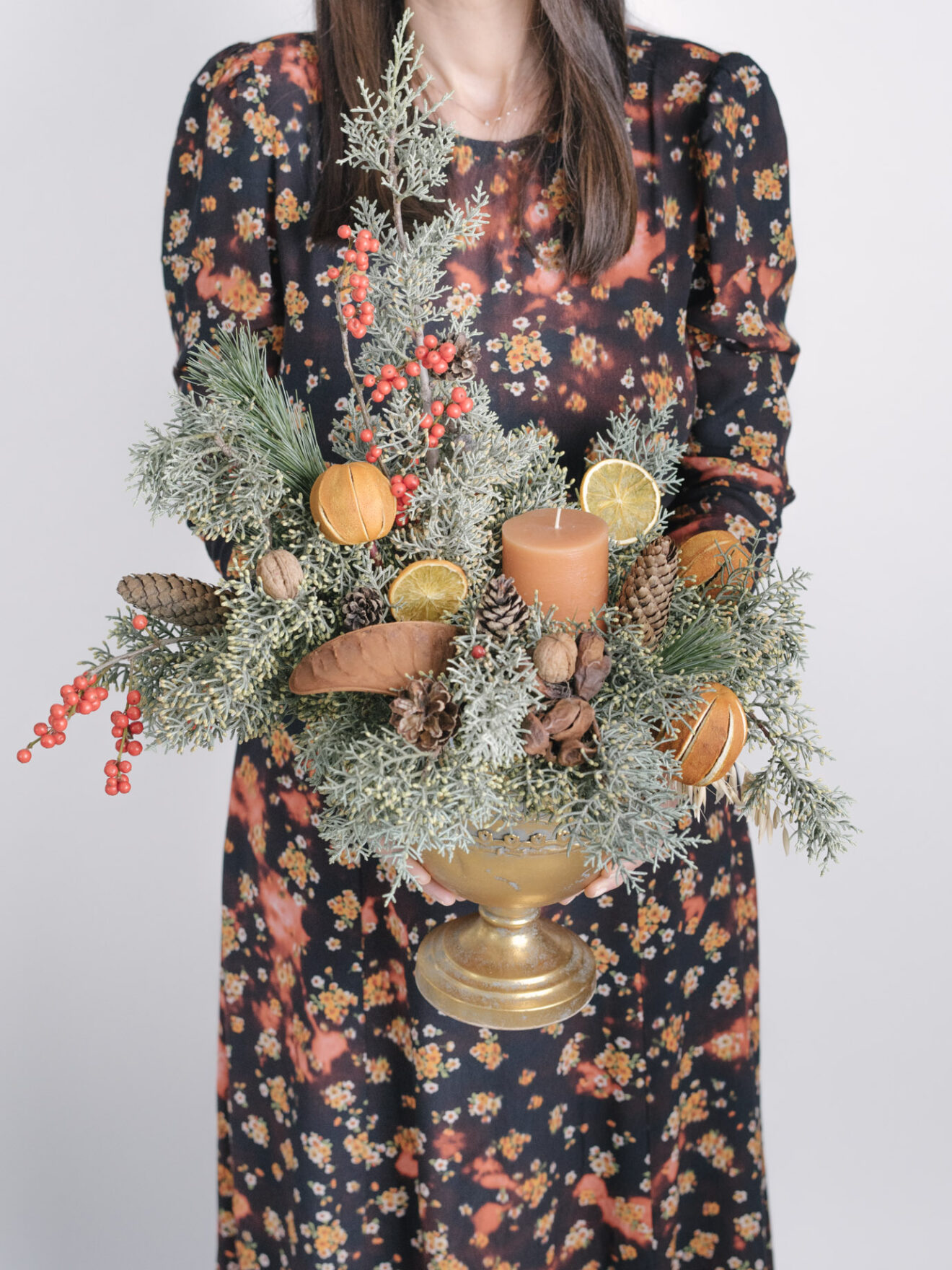 Aranjament De Crăciun În Vas Metalic Auriu Cu Brad Cypress