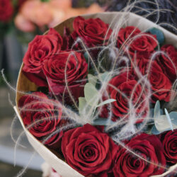 Buchet Cu 11 Trandafiri Roșii Ambalați Hârtie Kraft