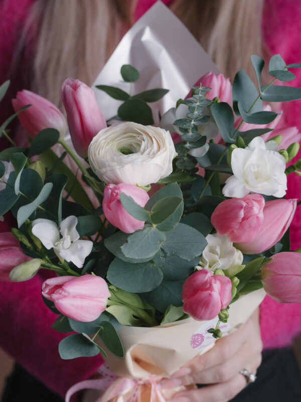 Buchet Cu Lalele Roz Și Ranunculus Queen Flowers