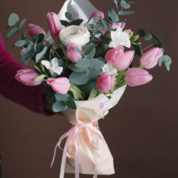 Buchet Cu Lalele Roz Și Ranunculus Queen Flowers