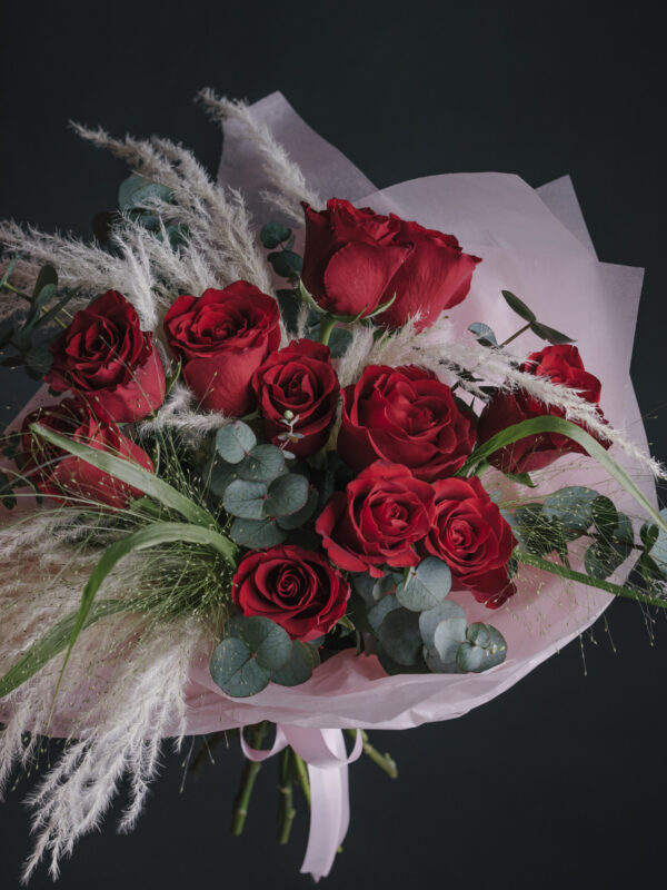 Buchet cu trandafiri roșii și pampas
