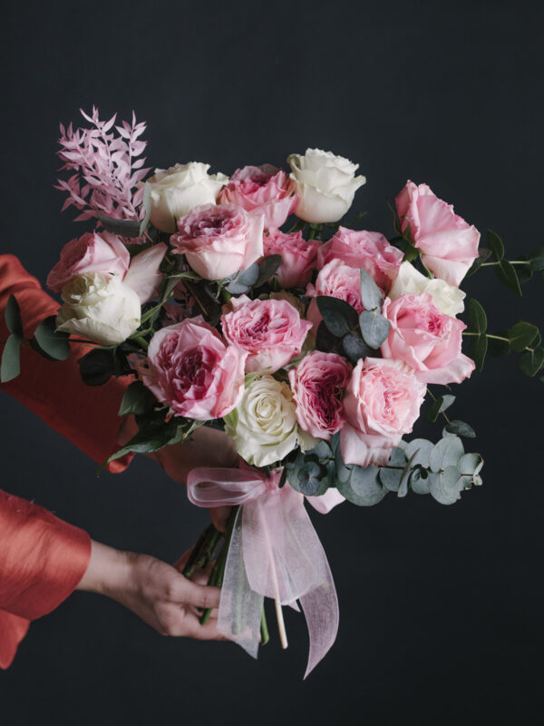 Buchet cu trandafiri roz și alb coral bloom