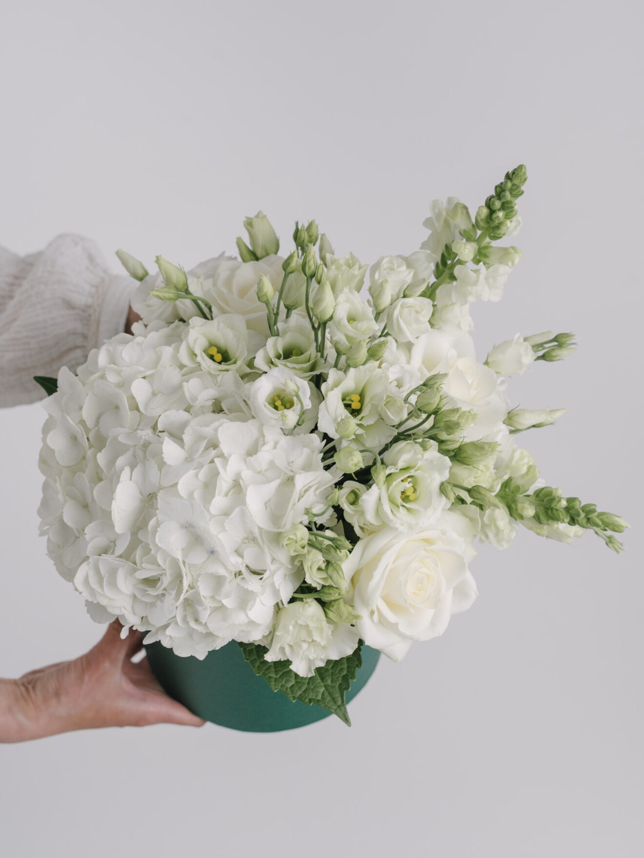 Aranjament în cutie cu flori albe