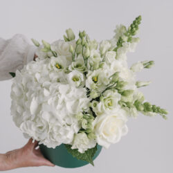 Aranjament în cutie cu flori albe