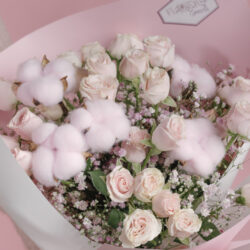 Buchet Roz Cu Mini Trandafiri Și Bumbac