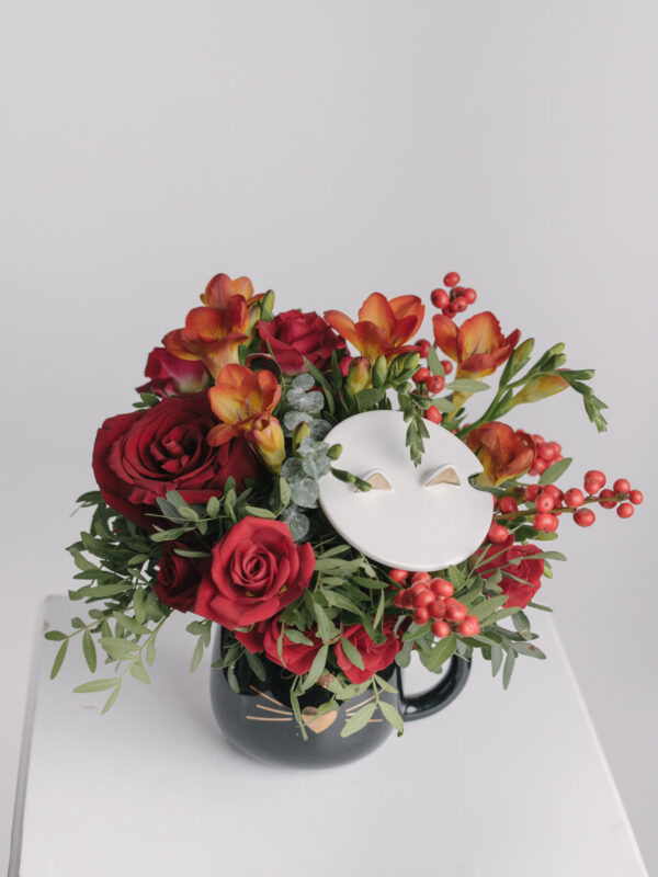 Aranjament Tematic În Ceramică Cu Trandafiri Și Frezii