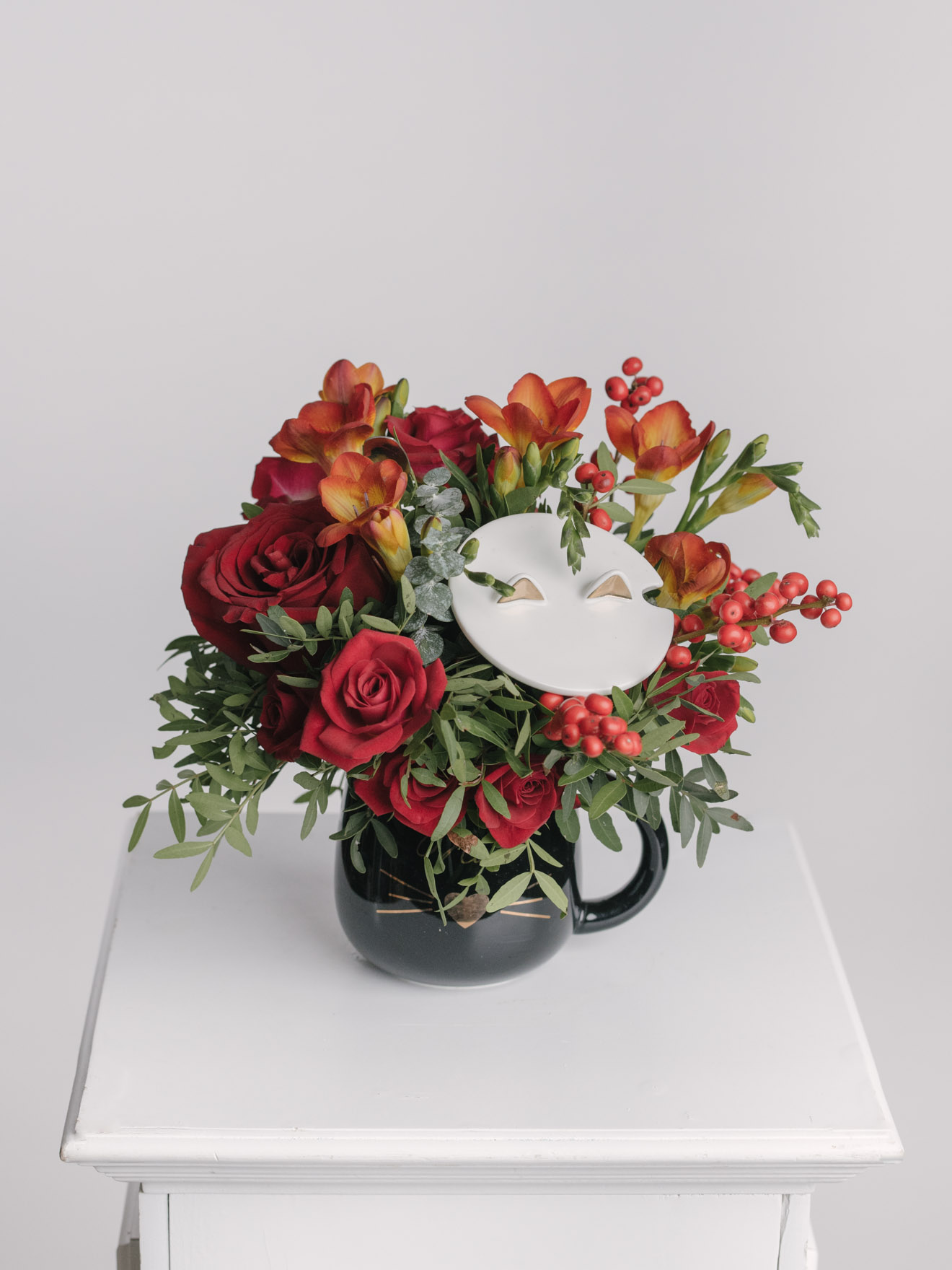 Aranjament Tematic În Ceramică Cu Trandafiri Și Frezii