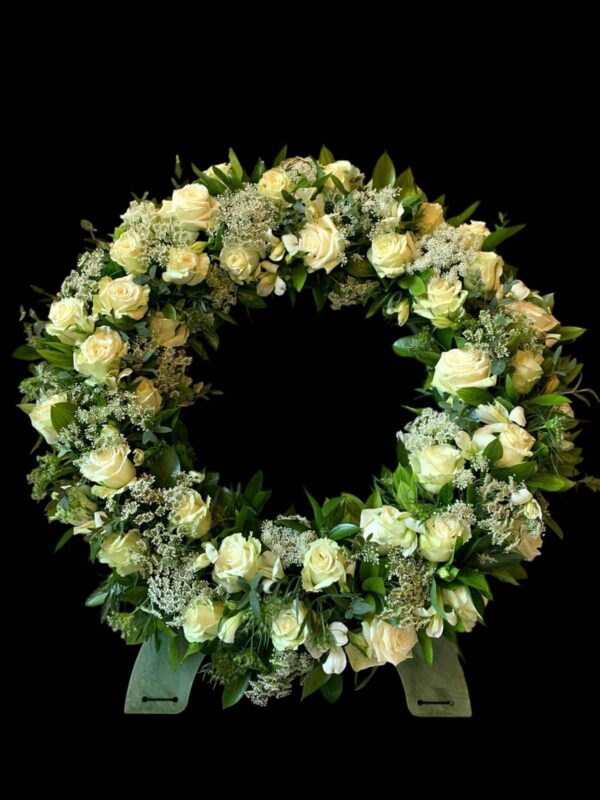 Coroană funerară clasică din trandafiri albi