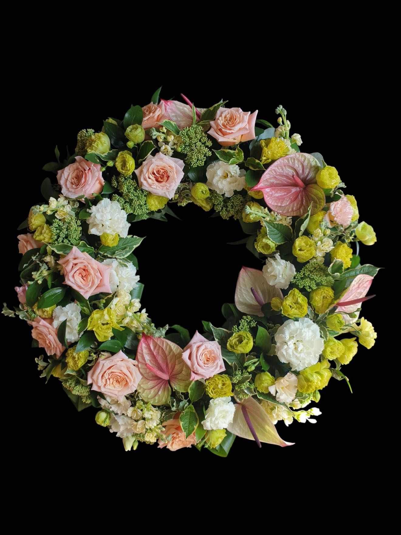 Coroană funerară modernă cu trandafiri roz și anthurium