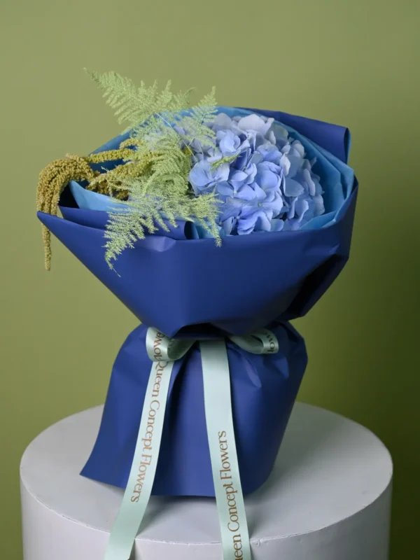 Buchet cu hortensie albastru-lavandă, ferigă fină și amaranthus, în hârtie albastru regal