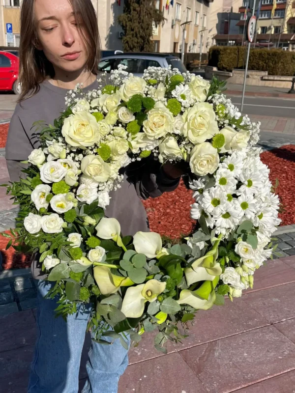 Aranjament cu cale și trandafiri albi