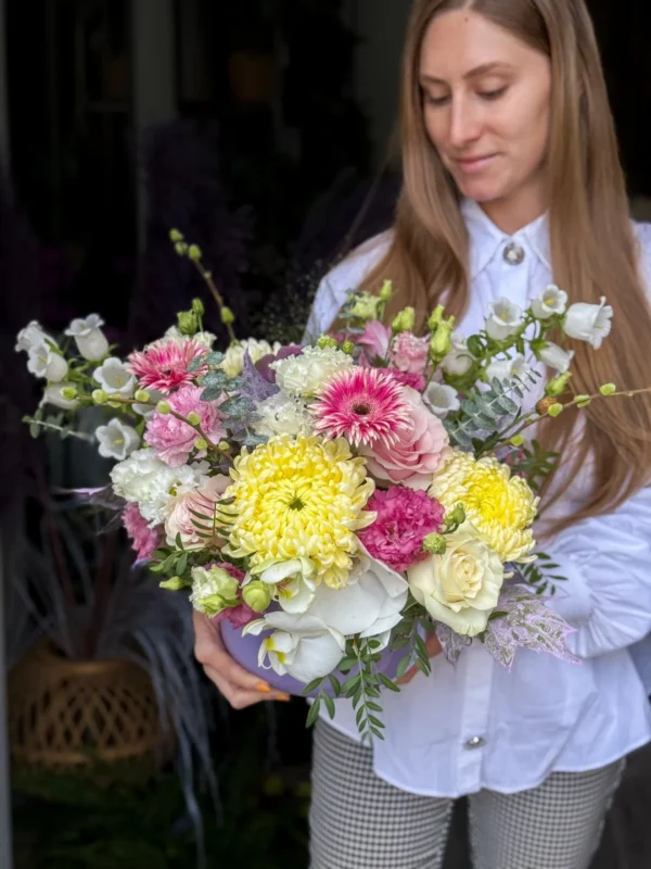 Aranjament cu crizanteme galbene și gerbera roz