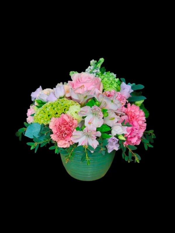 Aranjament cu garoafe roz și alstroemeria