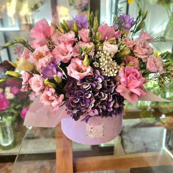aranjament cu lisianthus roz și hortensie mov
