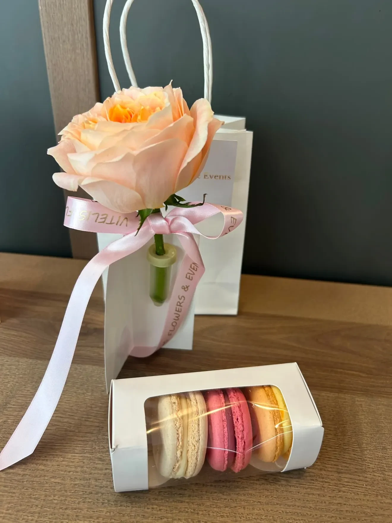 Aranjament cu trandafir garden piersică și macarons