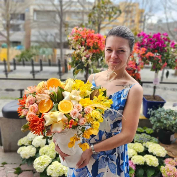 aranjament cu trandafiri, frezii și alstroemeria