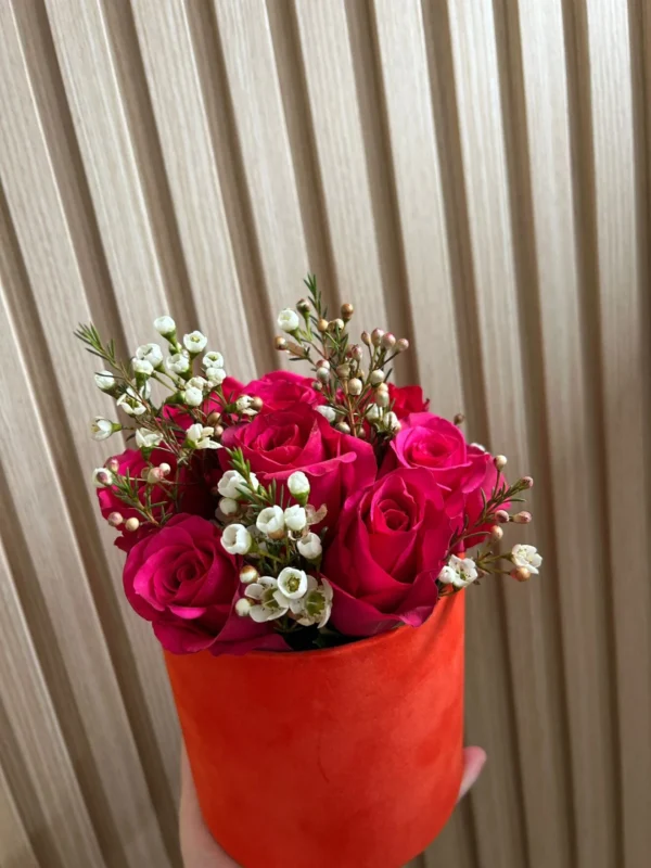 Aranjament cu trandafiri fucsia și waxflower