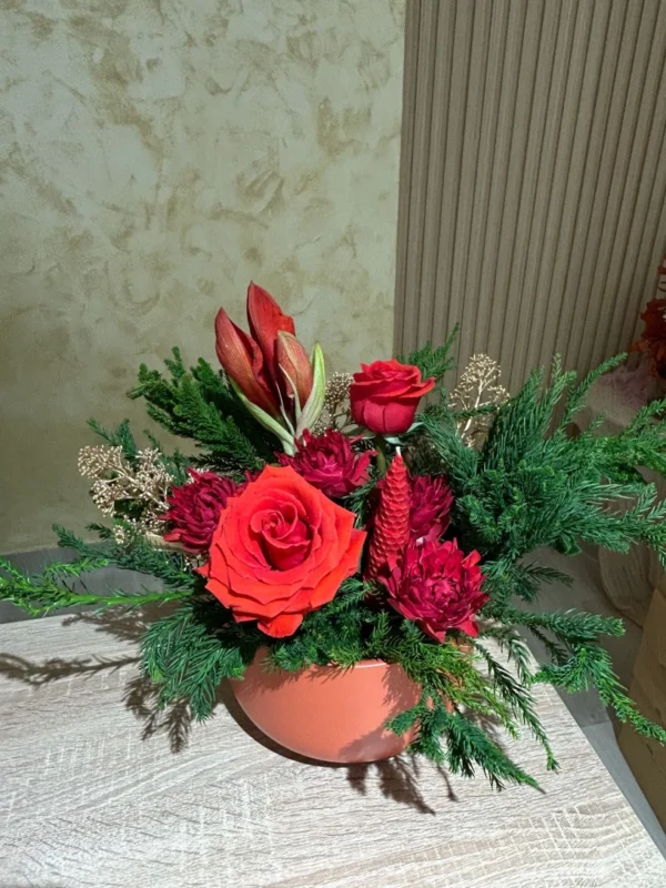 Aranjament cu trandafiri roșii și amaryllis