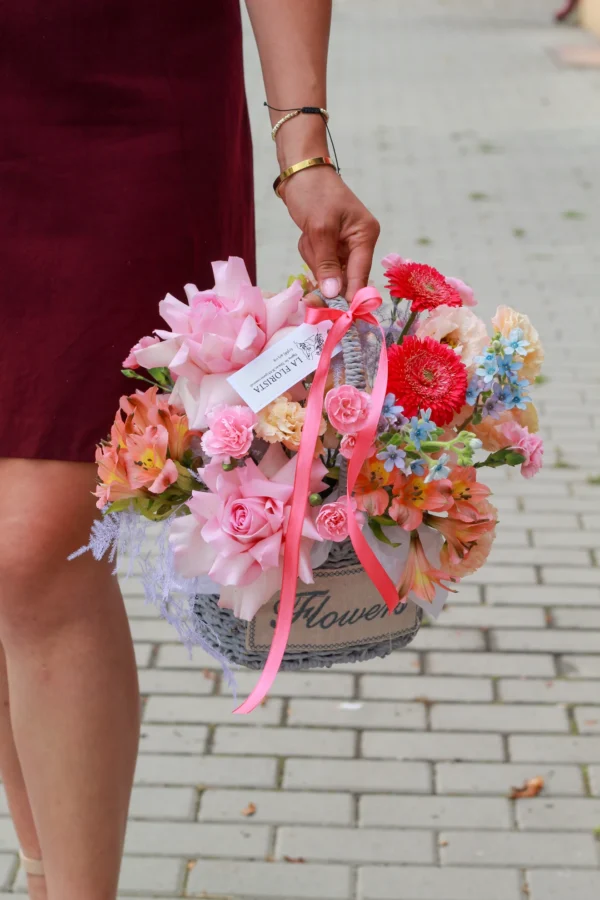 Aranjament cu trandafiri roz și gerbera roșie