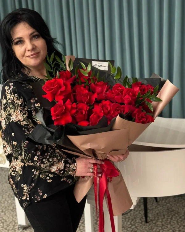 Buchet 25 trandafiri roșii reflexați