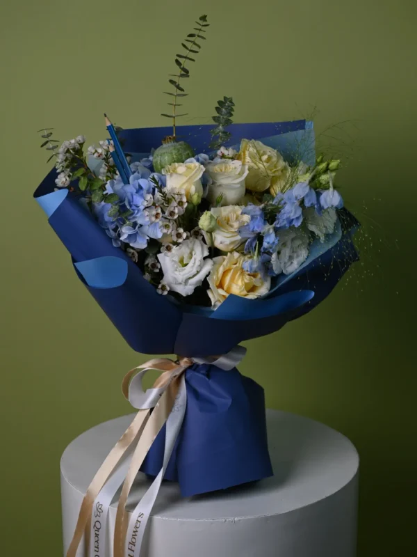 Buchet cu hortensie albastră, trandafiri crem, delphinium și eucalipt, în ambalaj albastru
