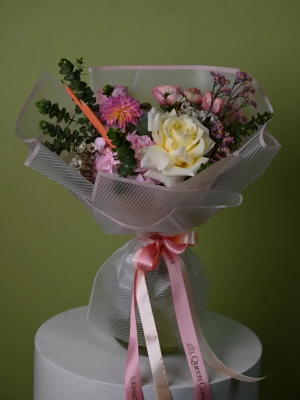 Buchet Back to school cu trandafir crem, dalie roz-mov, hortensie roz și creioane, în ambalaj striat