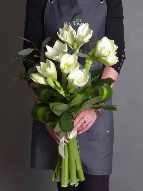 Buchet cu amaryllis alb și eucalipt
