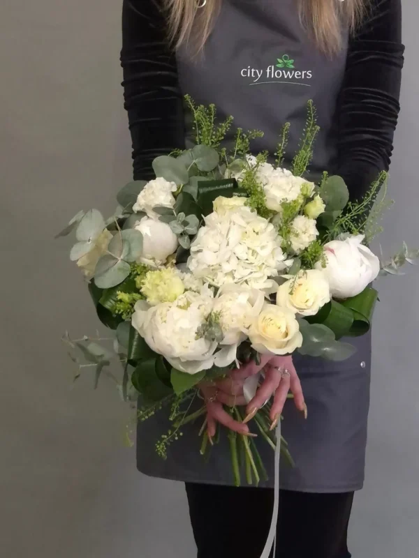 Buchet cu bujori, hortensii și trandafiri albi