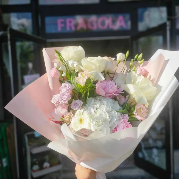 Buchet cu bujori, lisianthus și gerbera albă