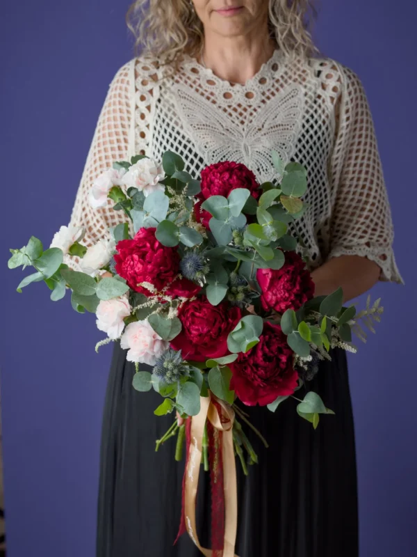 Buchet cu bujori roșii și eryngium