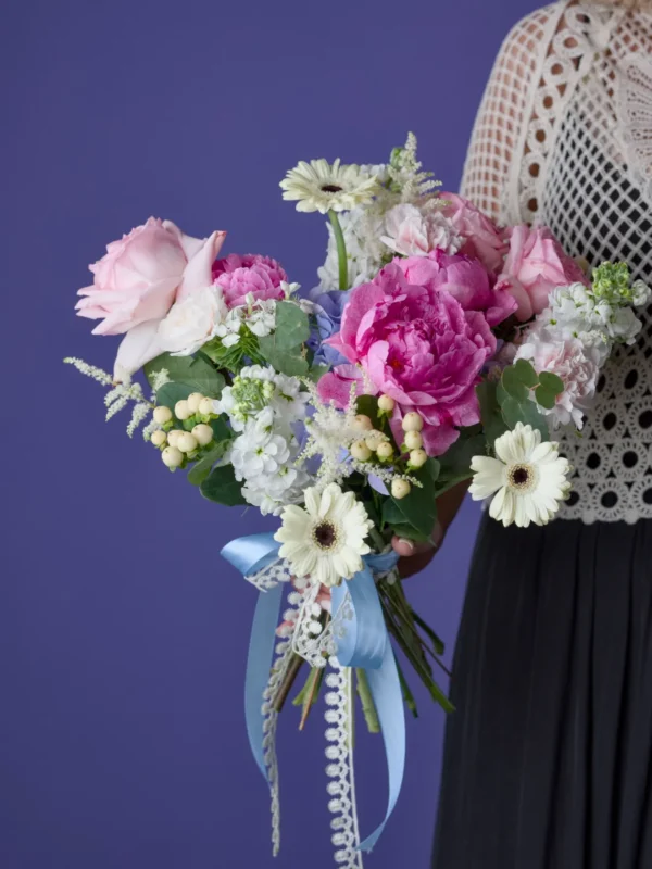 Buchet cu bujori și gerbera albă