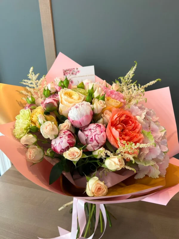 Buchet cu bujori și trandafir coral de grădină