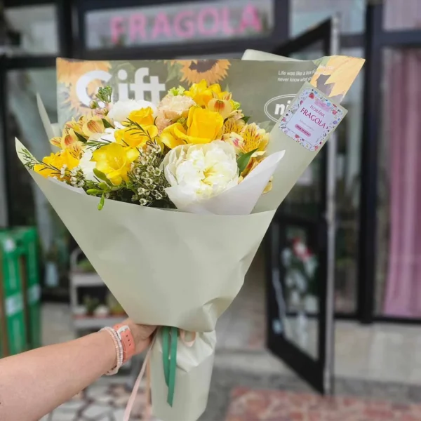 Buchet cu bujori, trandafiri și frezii galbene