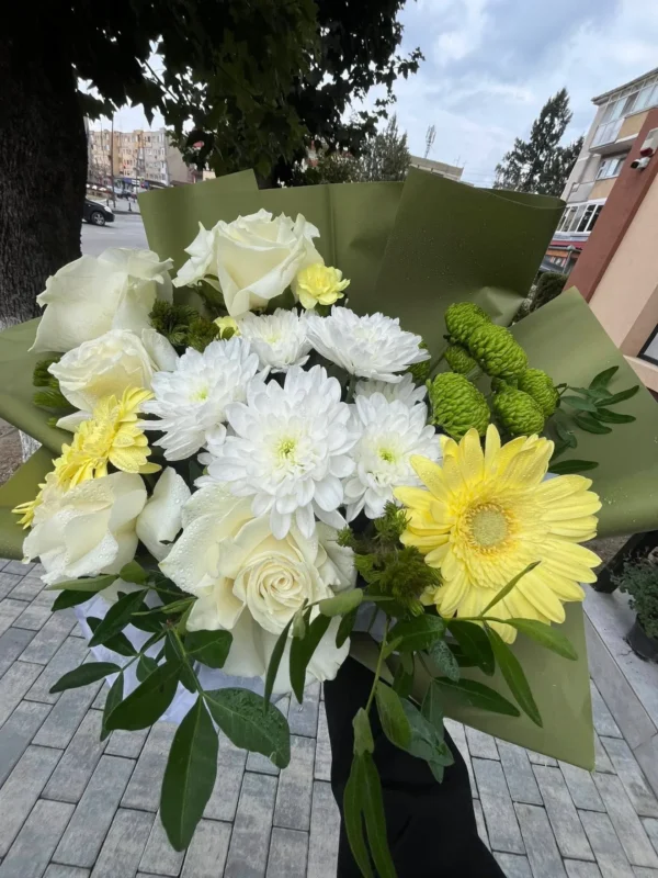 Buchet cu crizanteme albe și gerbera galbenă