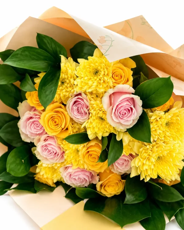 Buchet cu crizanteme galbene și trandafiri roz