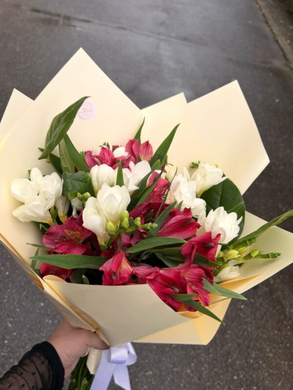 Buchet cu frezii albe și alstroemeria magenta