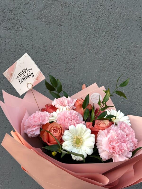Buchet cu garoafe roz și gerbera albă