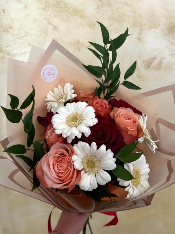 Buchet cu gerbera albă și trandafiri bordo