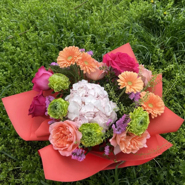Buchet cu gerbera, hortensie și ranunculus