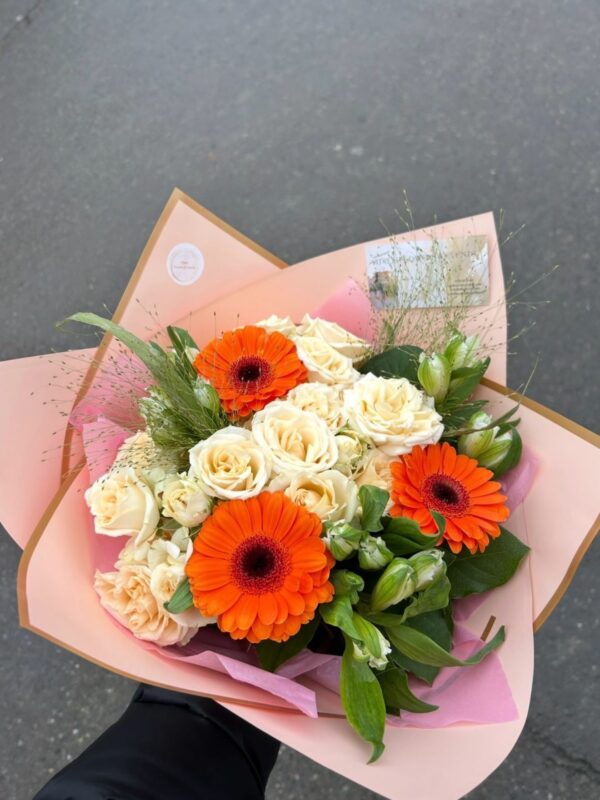 Buchet cu gerbera portocalie și trandafiri crem