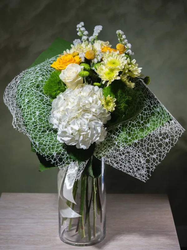 Buchet cu hortensie albă și trandafiri galbeni