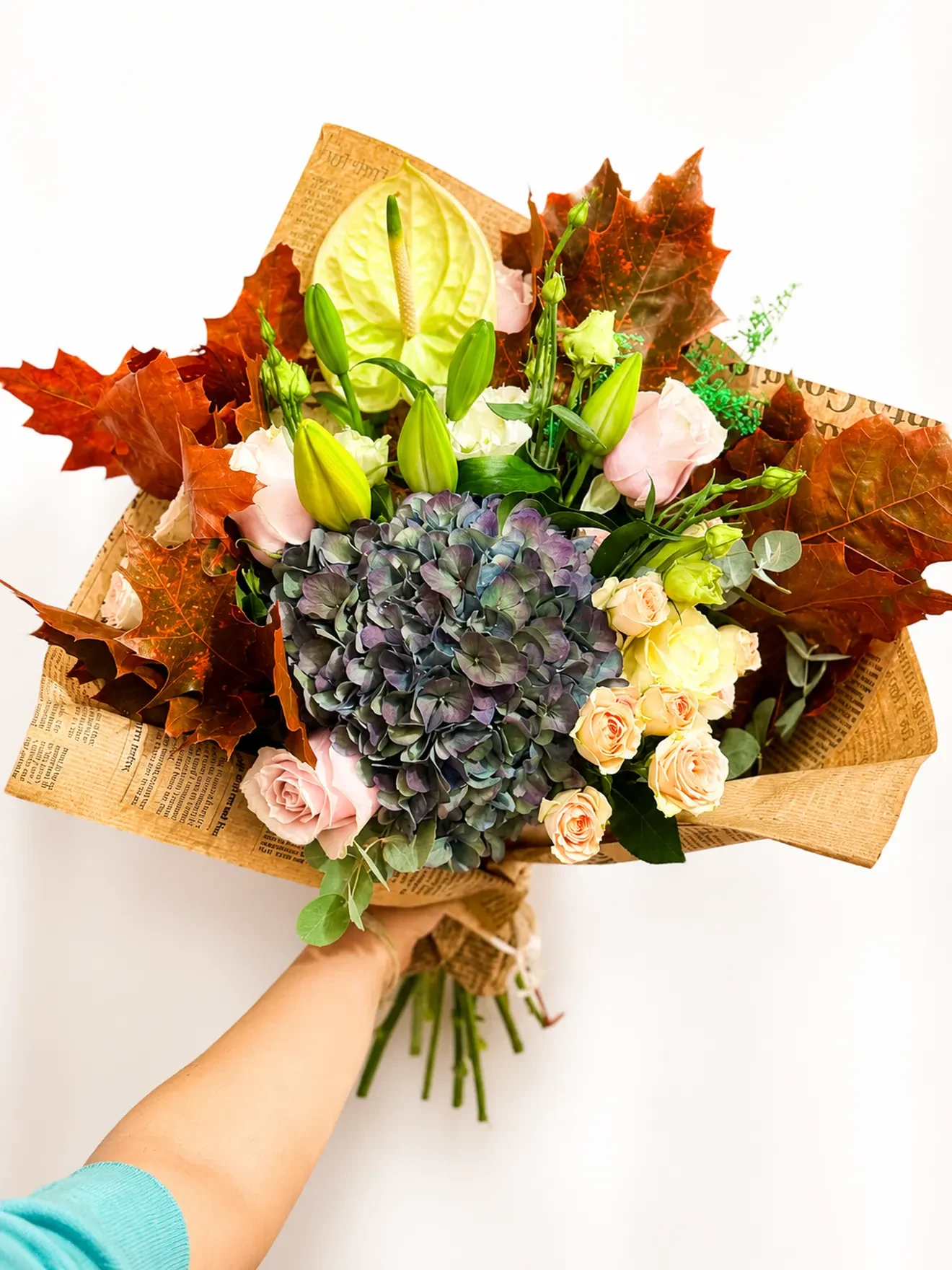 Buchet cu hortensie mov și anthurium verde