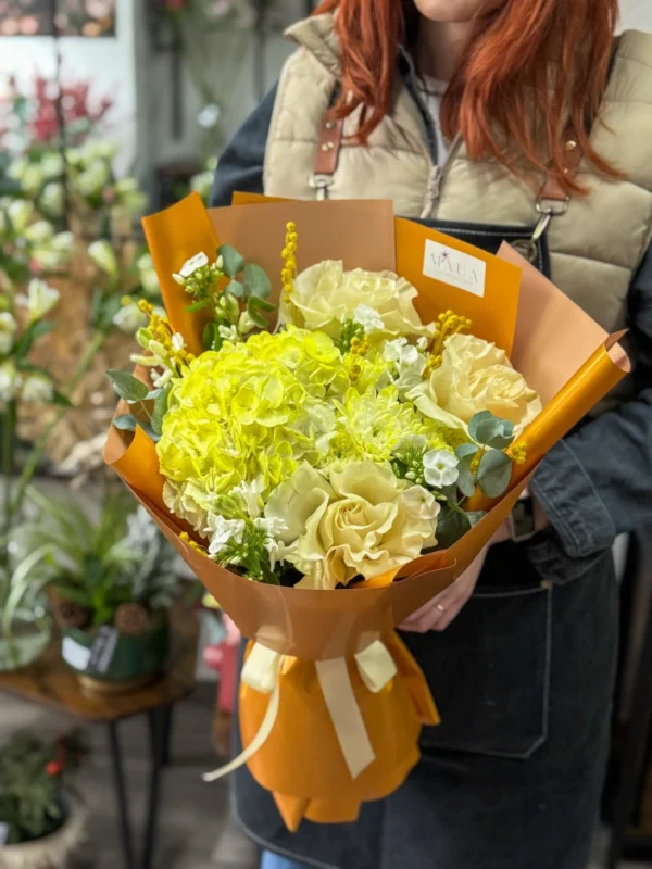 Buchet cu hortensie și trandafiri crem