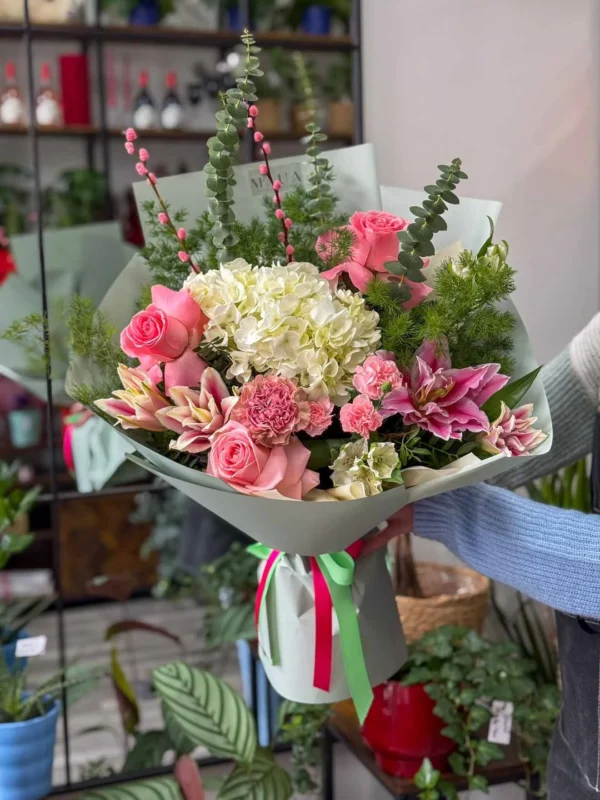 Buchet cu hortensii, crini și trandafiri roz