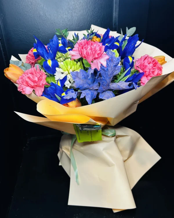 Buchet cu iris albastru și garoafe roz