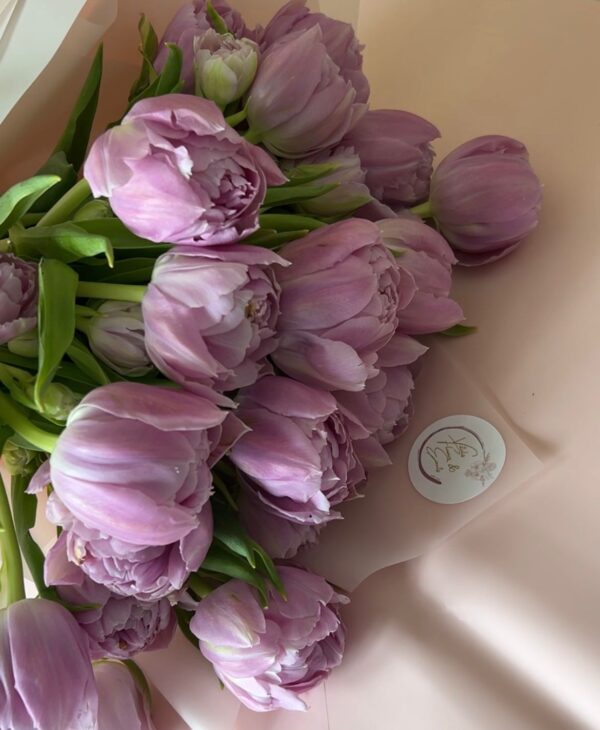 Buchet cu lalele mov-liliachi