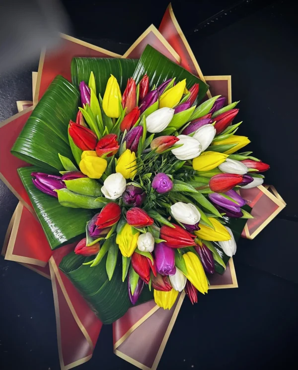 Buchet cu lalele multicolore și frunze de banană