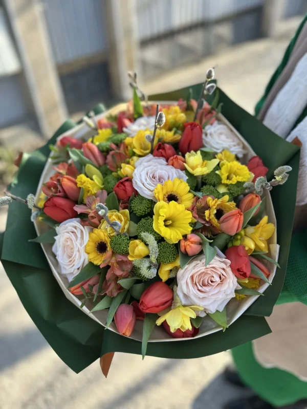 Buchet cu lalele, narcise și gerbera